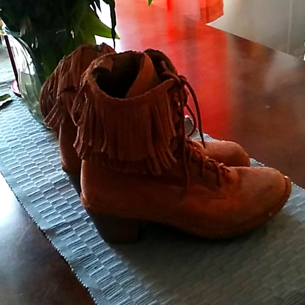 Size 9 m fringe boots